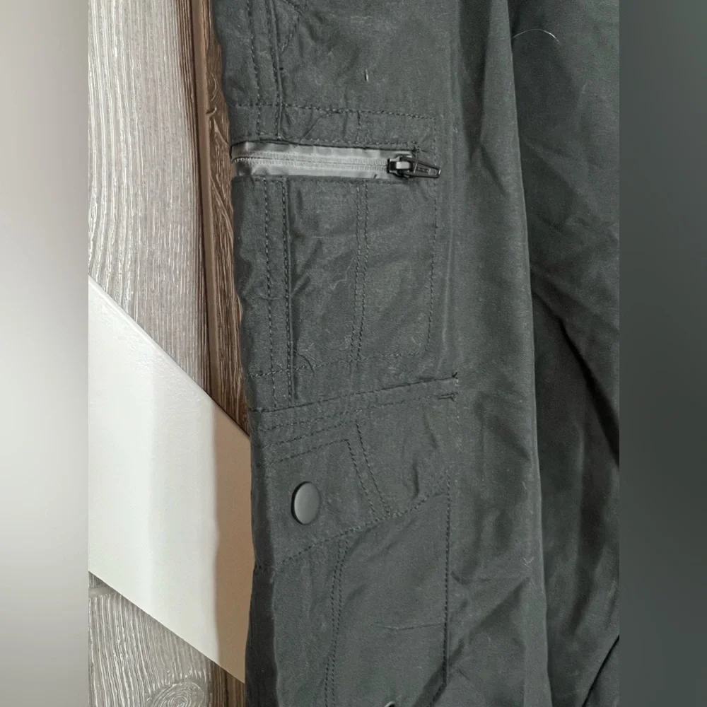 D16.23. Denali Men's Microfiber Pocket Cargo Shorts Black Size 36 - Picture 6 of 8
